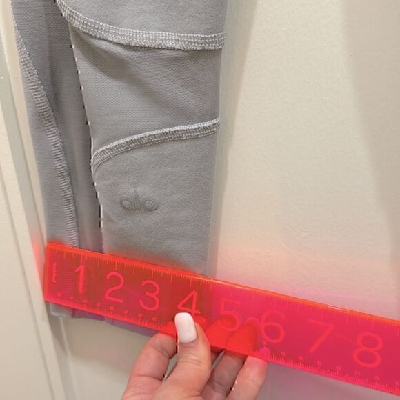 Alo Yoga Leggings- Crop Light Gray with Mesh Detailing Size XXS - Picture 7 of 7